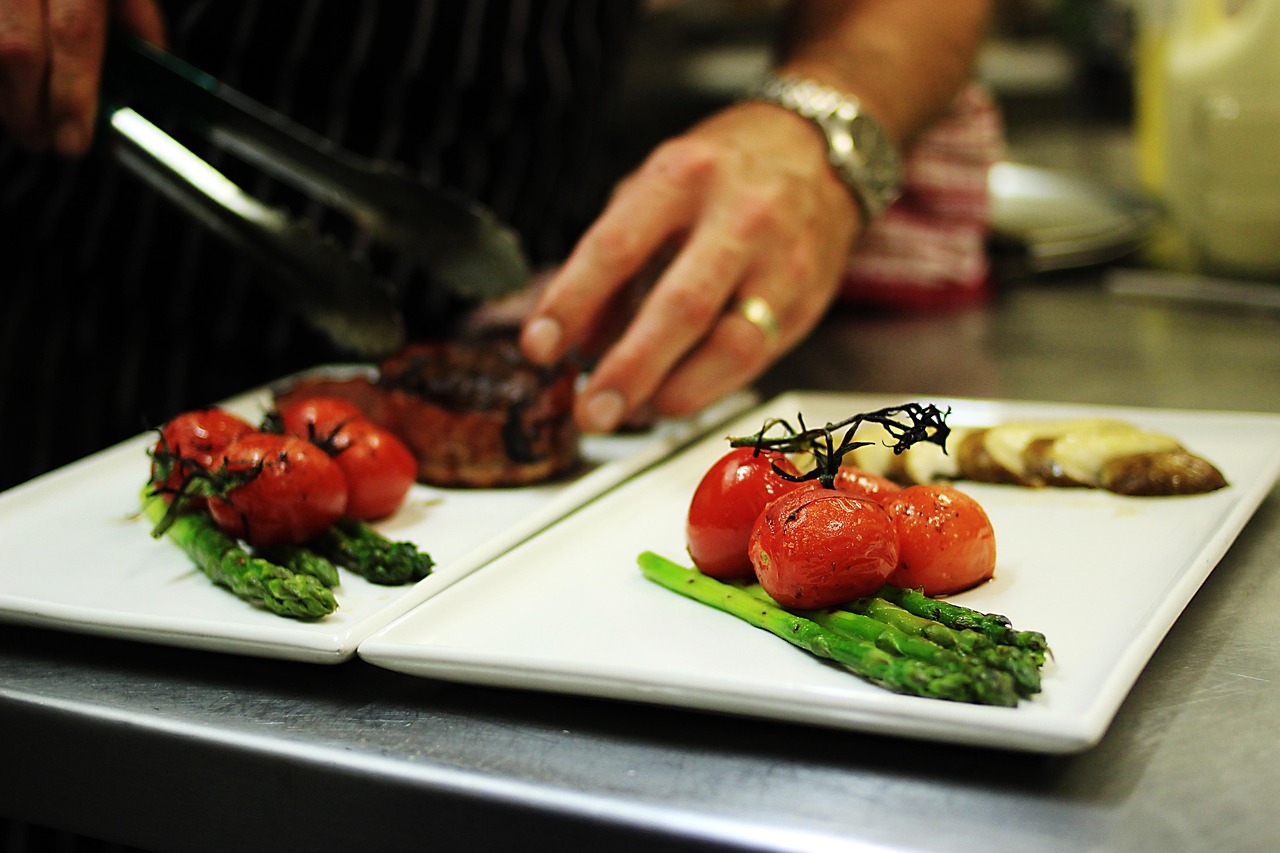 Service d’un plat raffiné au restaurant